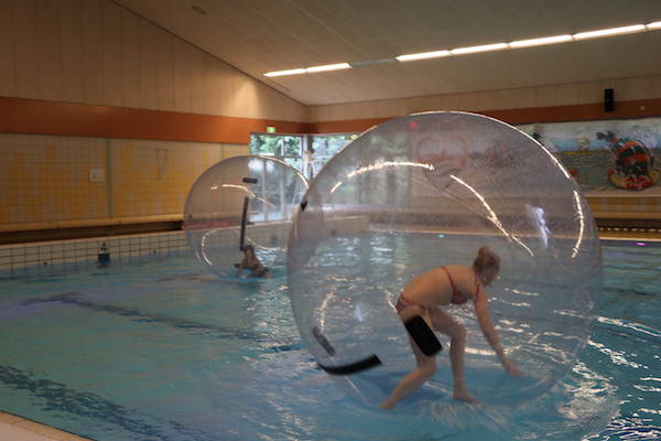 Zwembad de Hoorn: Spelen en rennen in de aquaballen