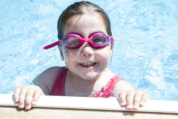 Meisje met duikbril op is aan het zwemmen