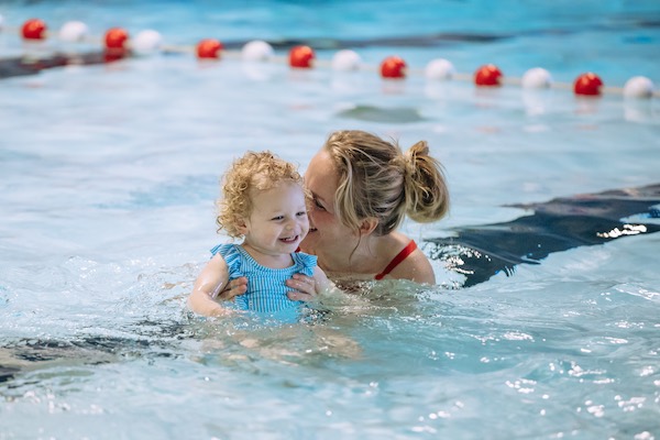 Zwembad De Waterstee: Moeder en kind aan het zwemmen