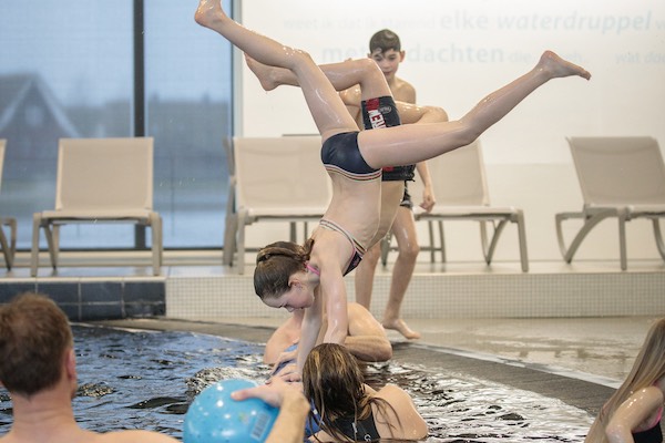 Zwembad Hof van Saksen: Meisje heeft plezier in het zwembad
