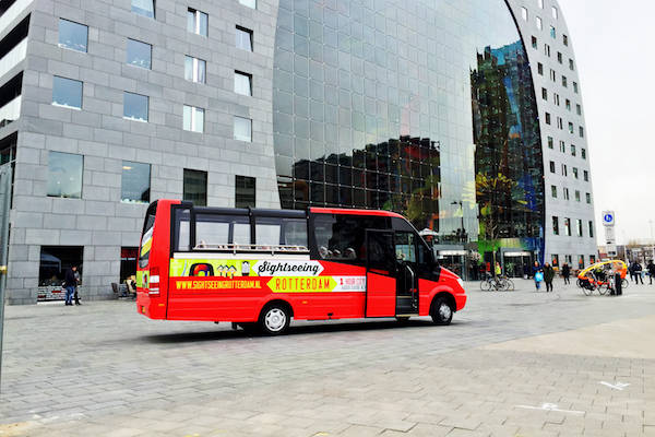 Tourbus voor een gebouw in Rotterdam