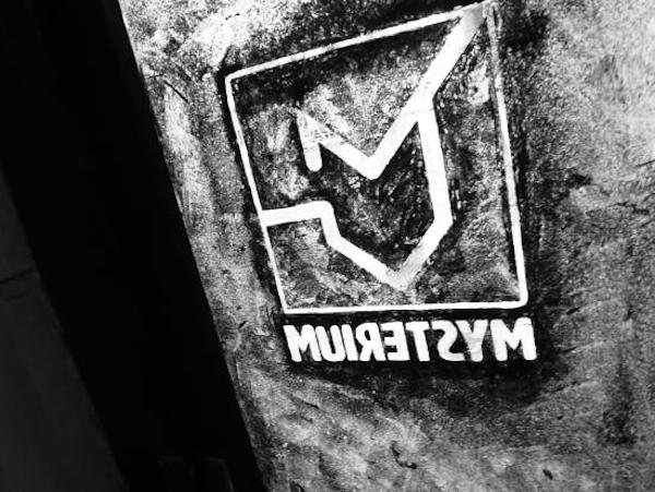 Escape Room Mysterium: Mysterium logo spiegelbeeld