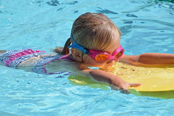 Meisje zwemt met duikbril op