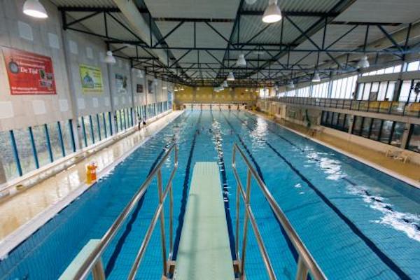 Zwembad De Wisselaar: Spring van de duikplank zo het water in