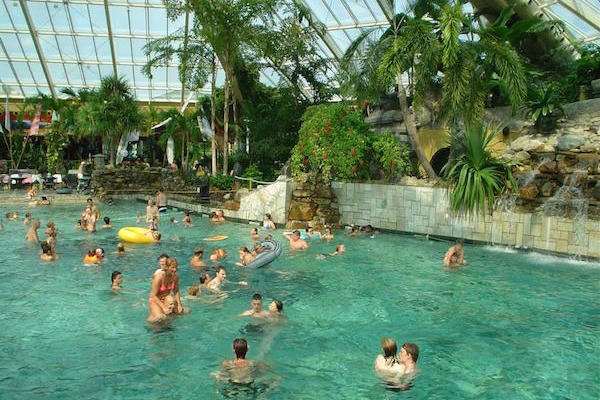 Heerlijk zwemmen in misschien wel het mooiste zwembad van Nederland van Center Parcs de Eemhof