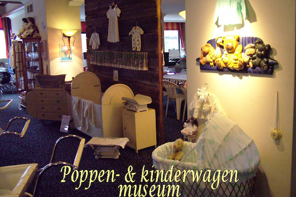 Poppen- & Kinderwagen Museum: Kinderkamer spullen