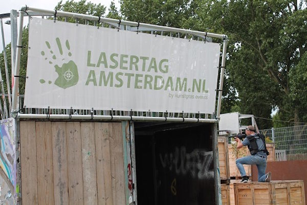 Laser Game Amsterdam: Zoek dekking achter de obstakels