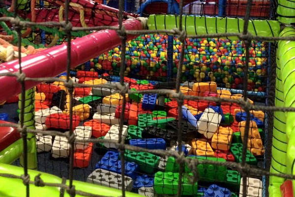 Kinderspeelparadijs Ballorig Almere: Ballenbak en legoblokken
