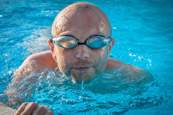 Man is aan het zwemmen met een duikbril op