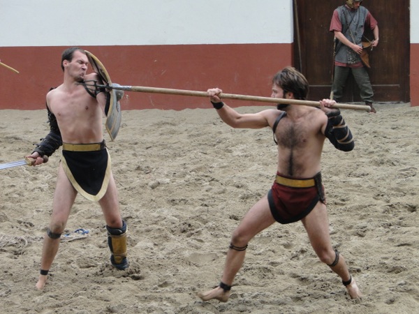 Twee gladiatoren vechten tot de dood in het Archeon