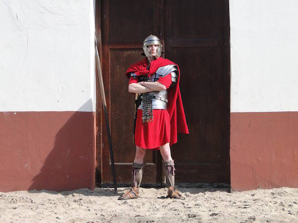 Romeinse soldaat houd de wacht bij een gladiatoren gevecht in het Archeon