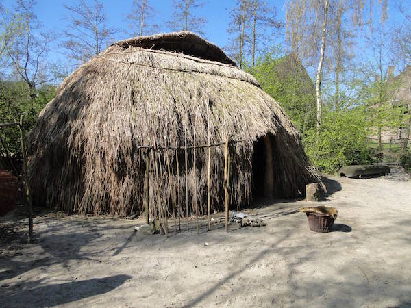 Een hut uit de middeleeuwen in het Archeon