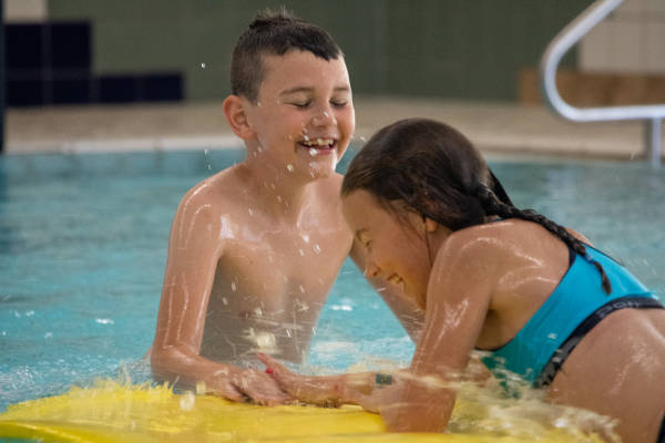 't Timpke: Kinderen hebben plezier op de mat in het zwembad