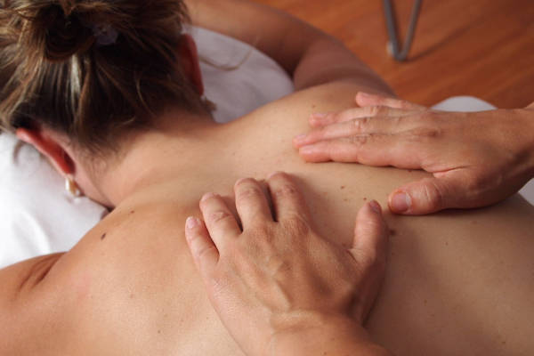 Vrouw krijgt een massage
