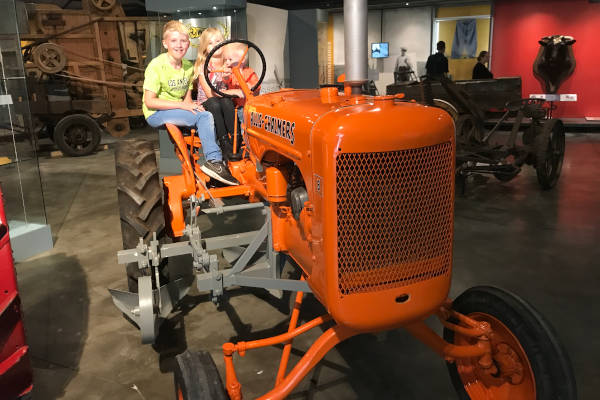 Fries Landbouwmuseum: Samen op een traktor