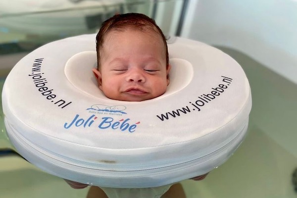 Joli Bébé Baby Spa en Wellness: Genietende baby