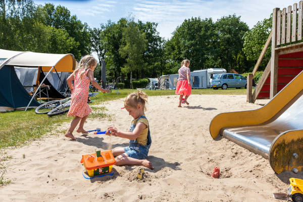 Camping De Vossenburcht: Spelen in het zand bij de speeltuin