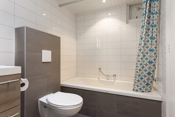 Landal Het Vennenbos: Badkamer met ligbad