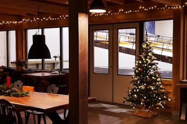 Ski-Mere Indoor Ski en Snowboard Rolpiste: Kerst in het restaurant