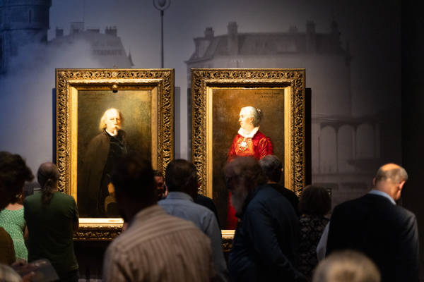 Fries Museum: Mensen bekijken de portretten