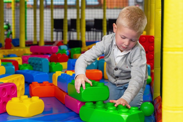 Kinderspeelparadijs Ballorig Heerenveen: Spelen met blokken