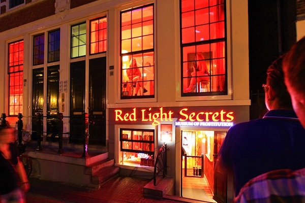 Red Light Secrets: Red Light Secrets van buitenaf