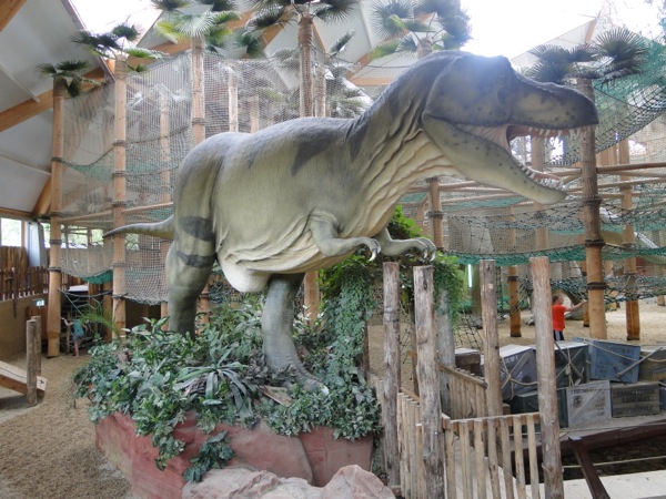 De enorme T-rex in indoor speeltuin Dino Adventure