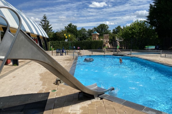 Vakantiepark Koningshof: Buitenzwembad met glijbaan