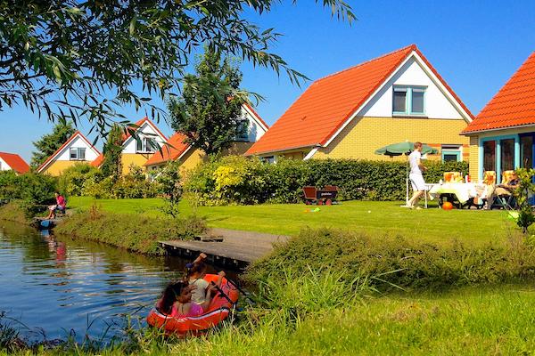 Villavakantiepark IJsselhof: De meeste villa's liggen aan het water met een vissteiger