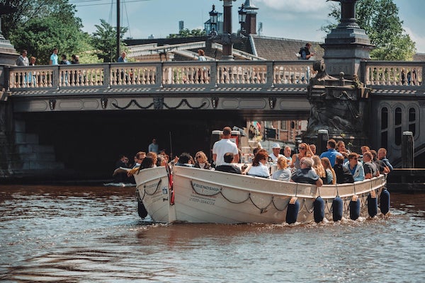 Friendship Amsterdam: Spring aan boord op één van de prachtige open boten