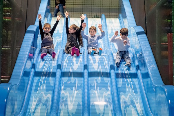 Kinderspeelparadijs Ballorig Zutphen: Van de glijbaan glijden