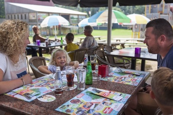 Oostappen Vakantiepark De Berckt: Familie aan het eten