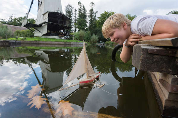 Op Oud Hollandse wijze spelen met een bootje in het Nederlands Openluchtmuseum