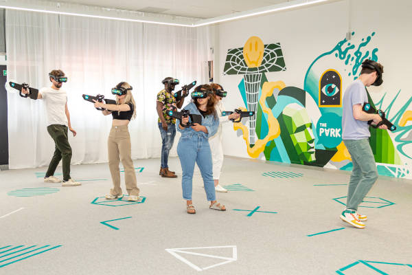 Groepje mensen speelt schietgame in VR