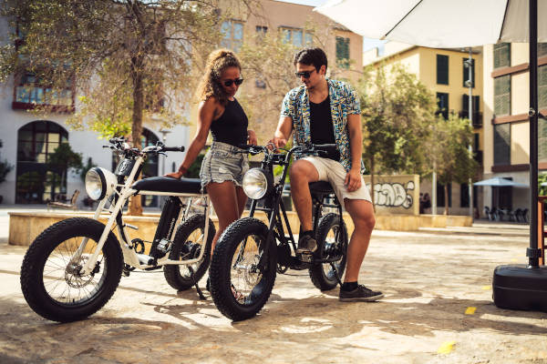 Urban Junkies Sup & Ride: Mensen bij E-bikes