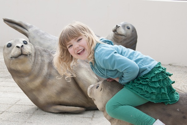 Op de foto met de zeehonden modellen bij Ecomare