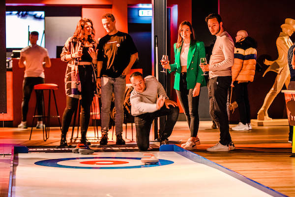 Hollywood Event Center: Versla elkaar in een spannende pot curling