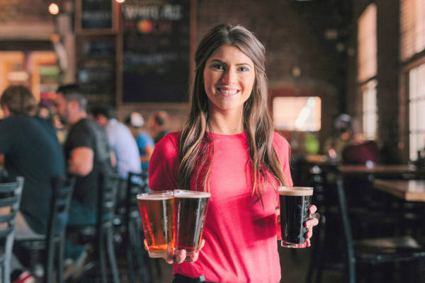Qula Pub Trail Enschede: Meisje met bier in haar handen