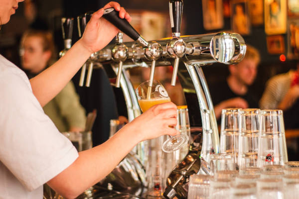 Drank tappen achter de bar tijden de Qula Pub Trail