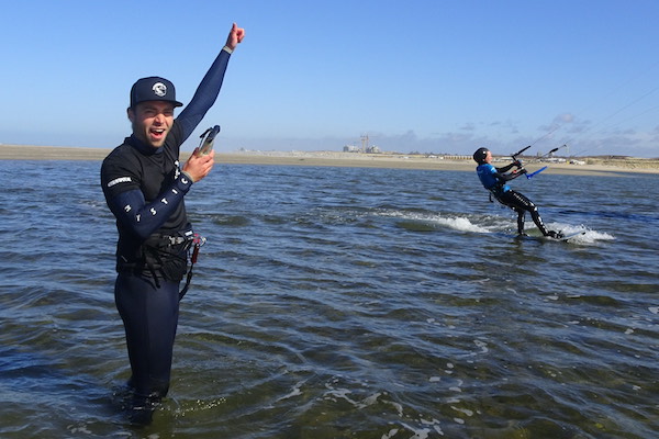 Ga eend dag kitesurfen in de zee aan het strand in Den Haag
