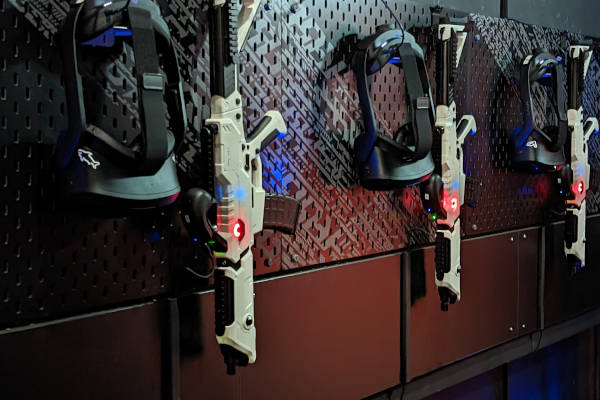 VR brillen en wapens aan de muur