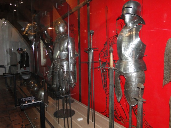 Echte ridder harnassen, helmen en zwaarden