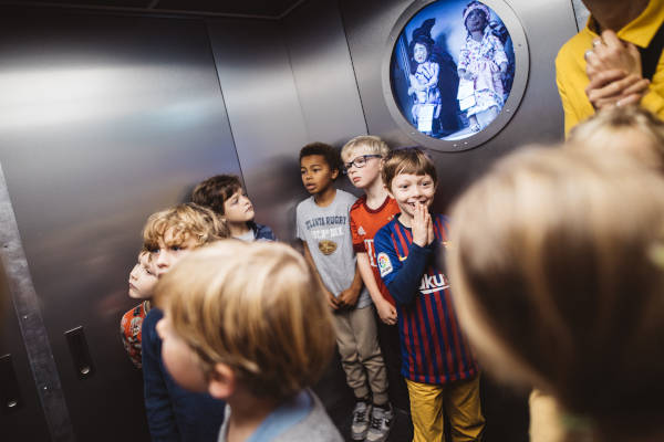 Kinderen nemen een kijkje in het museum