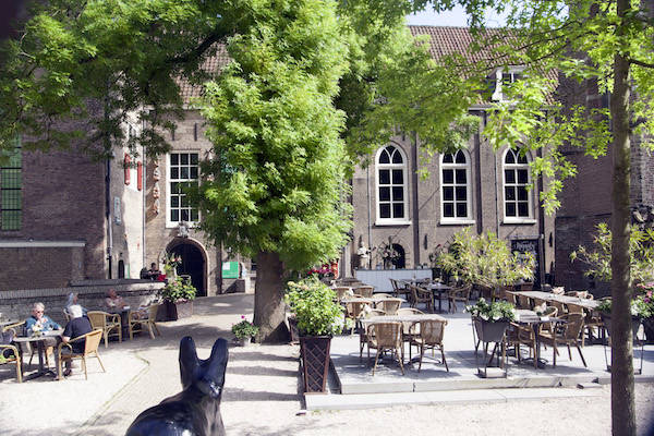 Museum Gouda: Geniet van wat lekkers op het terras van het Museumcafé