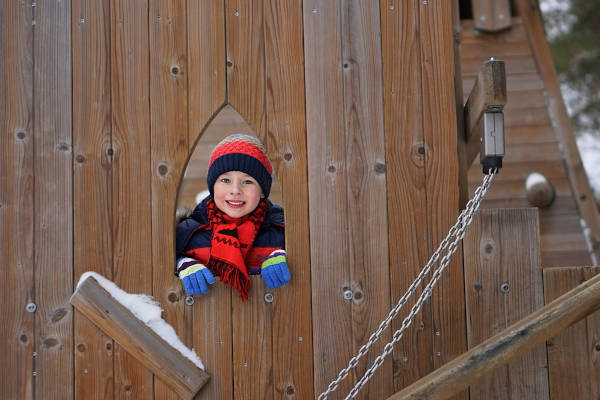 Jongentje aan het spelen bij klimtoestel in het sprookjeshof