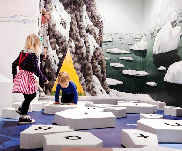 In ABC met de dieren bij het mee Kinderboekenmuseum spring je samen met Ijsbeer over de ijsschotsen