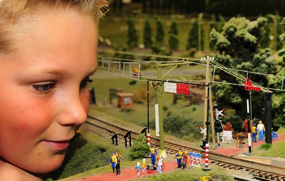 Miniworld Rotterdam: Zie een spoorwegovergang van erg dichtbij