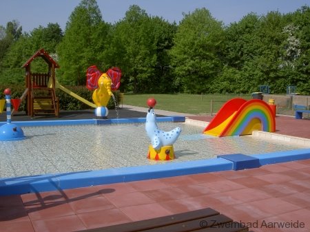 Zwembad Aarweide: Peuterbad met regenboog blijbaan