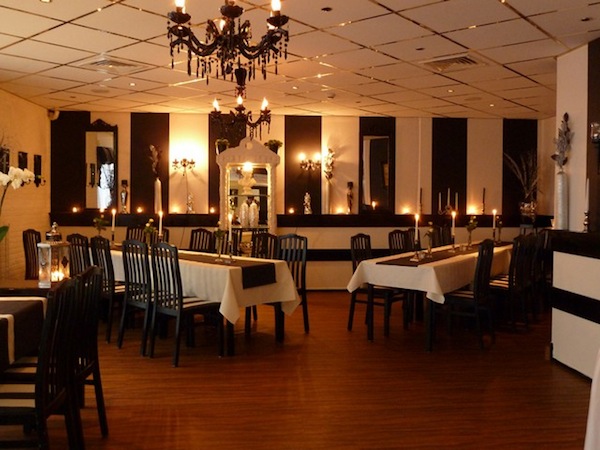Espressobar & Lunchroom Het Wedde: Met een grote groep aan de lange, mooi opgemaakte tafels