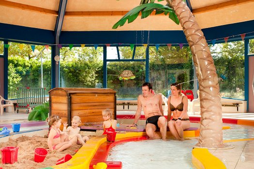 Kom veilig spelen met water en zand in het warme kinderbad bij Zwembad de Scheg